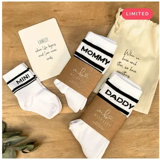 MeinBaby123® Tennissocken Geschenkset Schwangerschaft, Geschenk zur Geburt & Baby Shower (Set, 3er Socken Set inkl. Baumwollsäckchen und Karte) Geschenk frischgebackene Eltern,  Familiensocken Mama Papa Baby schwarz Mommy (39-42) Daddy (39-42) Mini (One Size - 3 - 24 Monate)