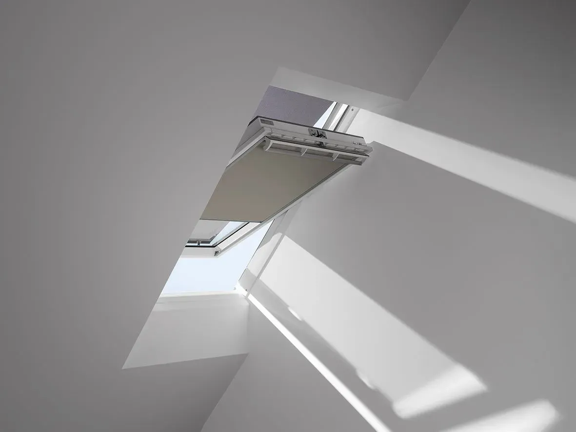 VELUX Vorteils-Set Sichtschutzrollo mit Hitzeschutzmarkise ROF  CK06 4161SWL Grau 4161, Schiene weiß