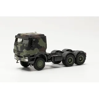 HERPA Iveco Trakker 6x6 Sattelzugmaschine Flecktarn „Bundeswehr, originalgetreu im Maßstab 1:87, Modell LKW für Diorama, Modellbau Sammlerstück, Deko Miniaturmodelle aus Kunststoff