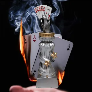 eberin · Der Champion der Kartenspiele: Resin-Pokerpokal mit Wunschtext · Pokerturnier · Black Jack-Abend · Rommé · MAu MAu · Kartenspiel in der Hand · Größe 20 cm (OHNE Gravur)