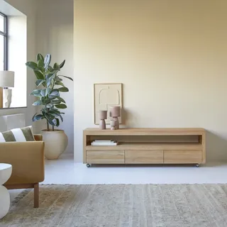 Tikamoon TV Schrank aus Teak auf praktischen Rollen 180cm Anoa Massivholz Tikamoon