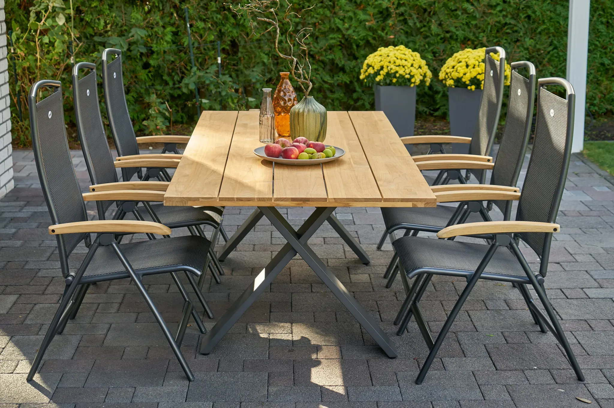 HARTMAN Xanadu / Raffaelo Garten-Essgruppe, xerix/anthrazit, Alu/Teakholz, 6 Klappstühle, Tisch 220 x 100 cm
