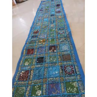 Blau Türkis Handbestickter Vintage-Tischläufer, indischer Sari, Baumwolle, Patchwork-Tischläufer, Bohemian-Stil, bunt, indische Dekoration, Wandbehang durch PUSHPACRAFTS