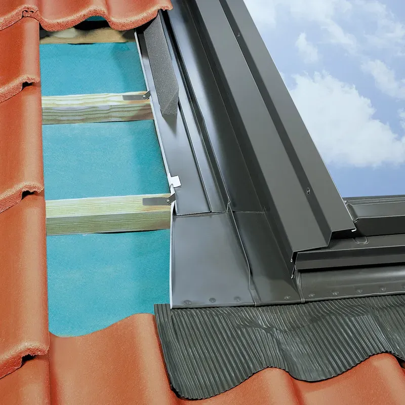 FAKRO ESW 66x 98 Eindeckrahmen für thermoisolierte Ausstiegsfenster, flache Eindeckung