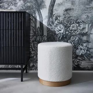 sweeek Skandinavischer Hocker mit weißem Bouclé-Bezug - sweeek