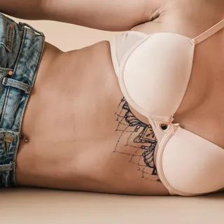 Under the line Underboob - Forever Never® | Temporäre Tattoos für Erwachsene - Hält bis zu 2 Wochen | vegan, wasserfest, EU-zertifiziert