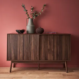 sweeek Sideboard mit dunkelm Naturholzdekor, 2 Schiebetüren, 2 Schubladen, L 150 x B 39,5 x H 90 cm