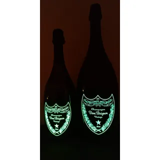 Dom Perignon Magnum 1,5 l und 75 cl, leuchtend, Dekoration (leer und geschlossen), Innenbereich