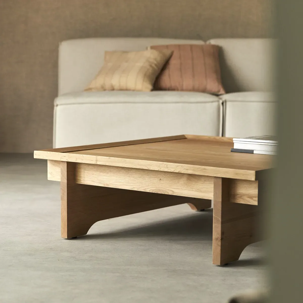 Quadratischer Couchtisch aus massiver Eiche Miu