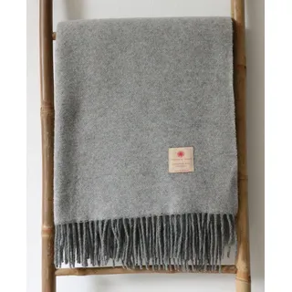 Merino Wolldecke grau 140x200cm fein verarbeitet für die Couch, das Sofa oder als Tagesdecke, abgesetzte Rückseite und Fransen, skandinavischer Stil in klassischen Farben (hellgrau)