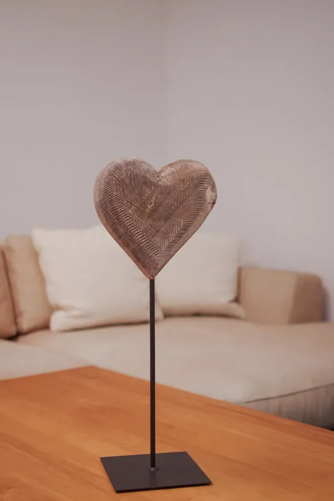 Holzherz grau auf Eisenständer, Höhe 50 cm