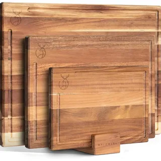 WALDWERK Schneidebrett 3er Set (40x30 / 33x24 / 26x18cm) aus massiver Akazie - Schneidebretter mit Brettständer - 2cm dicke Holzbretter mit Saftrille - Design Schneidebrett Set