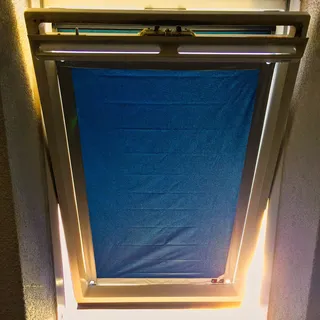 eXsun Dachfenster-Sonnenschutz - Fenster Hitzeschutz ohne Bohren mit Saugnäpfen - Leichter & blickdichter Fenster-Sichtschutz - Verdunklungsrollo für Velux 106 / C06 = ca. 38 x 93 cm