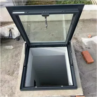 Dachluke aus verzinktem Stahl Großes Dachausstiegsfenster, Aluminium-Flachdach-Lichtschachtfenster mit doppelschichtigem gehärtetem Glas, bündig montierte Dachlukentür für Dachboden/Wintergarten(60x65