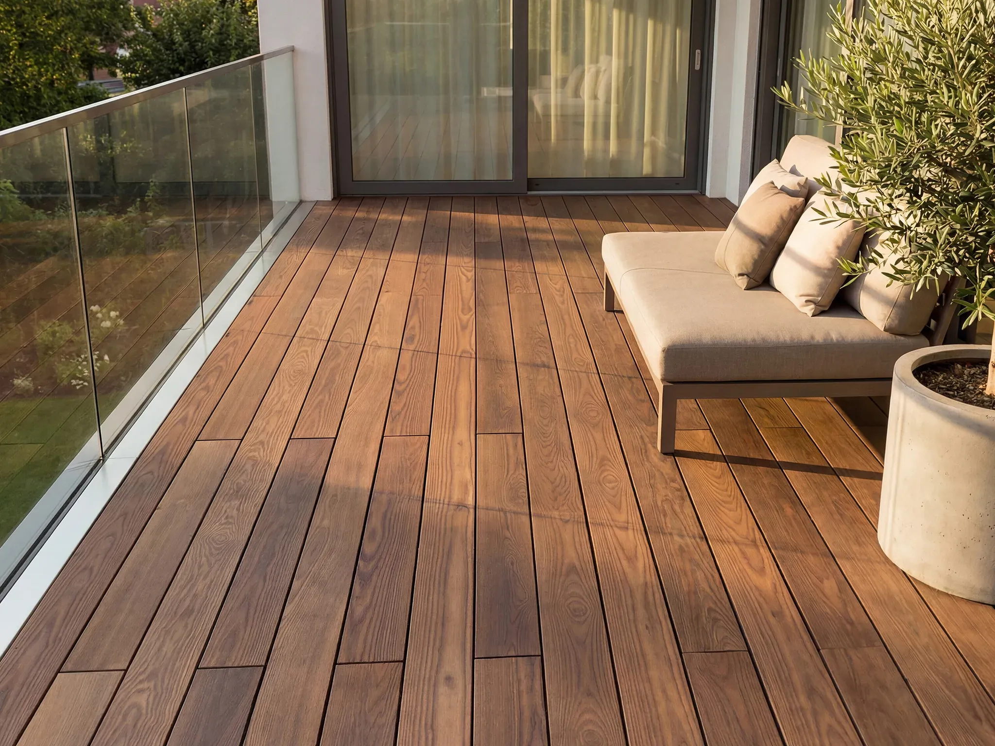 Thermoesche Terrassendielen, 21x145 mm, seitlich genutet, glatt/glatt