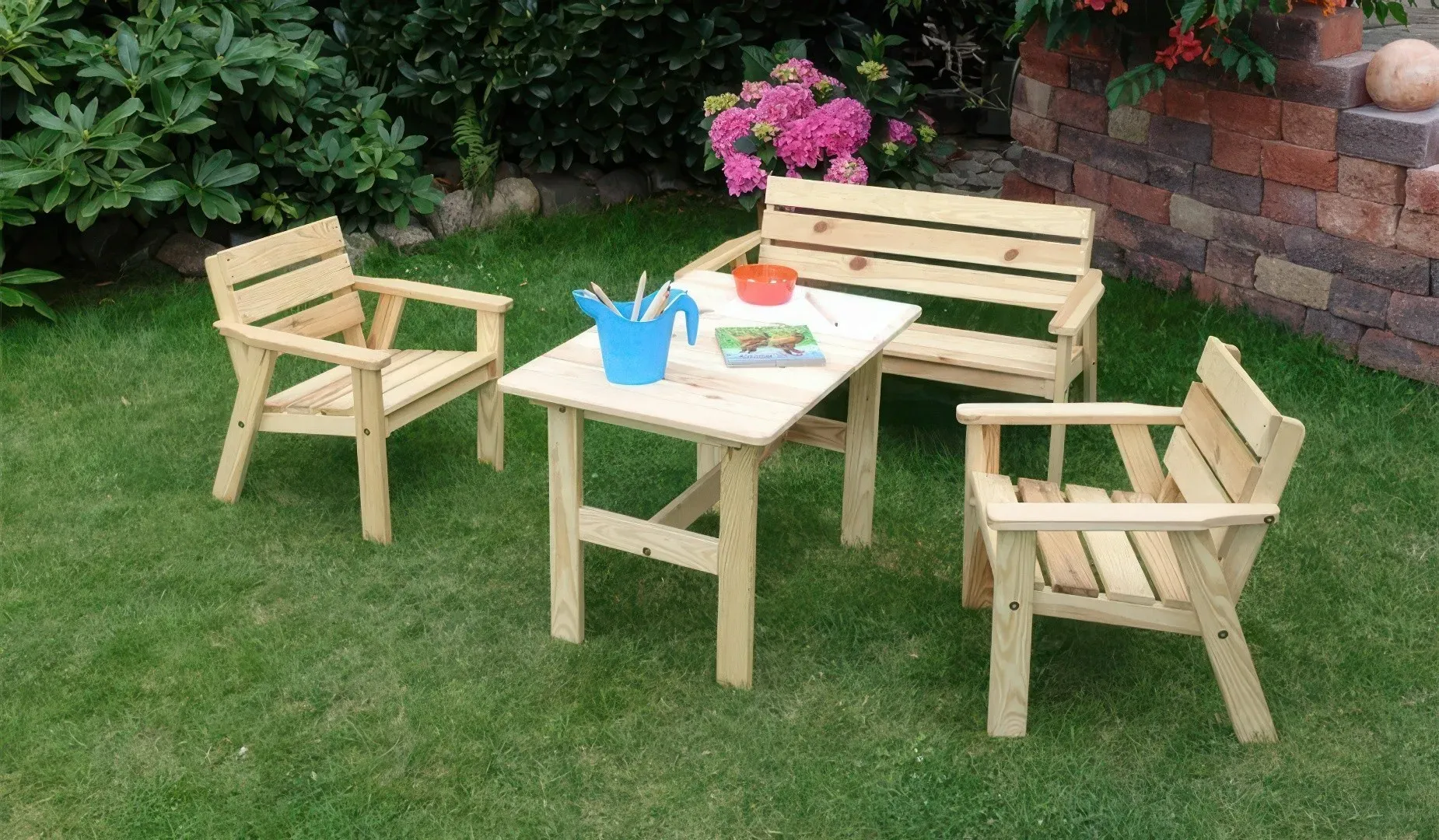 Kinder Gartenmöbel Flip – Kindermöbel aus Kiefer, naturbelassen – Sitzgarnitur für Kinder – 4-teiliges Komplettset -mit Kindertisch und Kinderstühlen