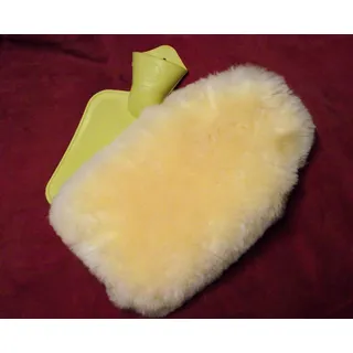 Kuscheliges Lammfell als kompaktes Wohlfühlset mit hochwertiger Naturgummi Wärmflasche von 0,8 Liter - Lammfellbezug in Bester Qualität