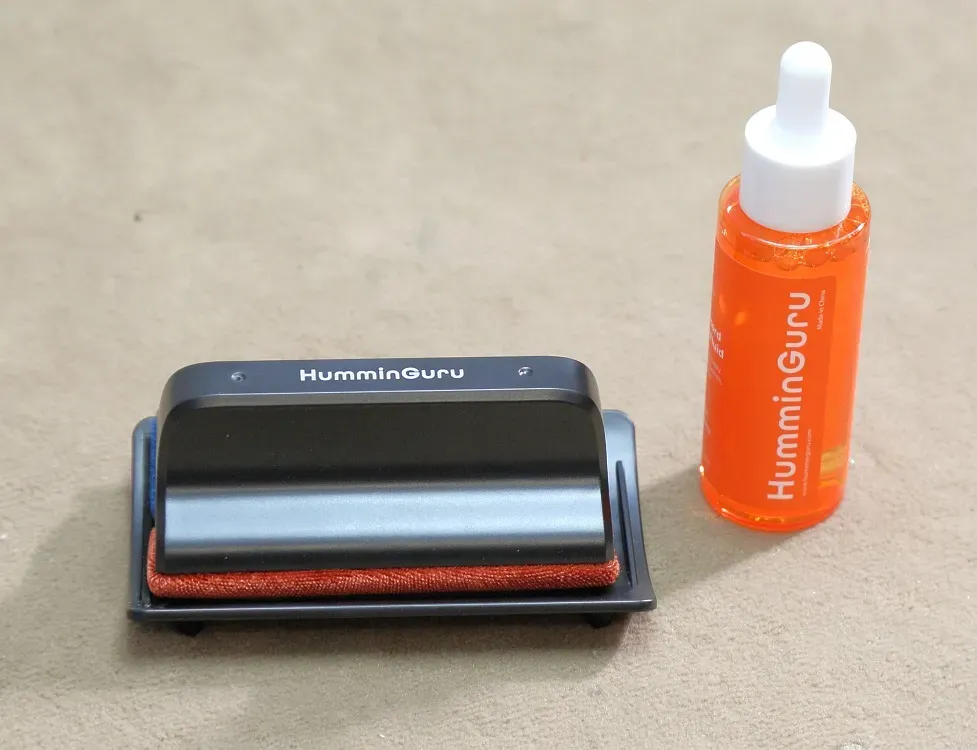 HumminGuru Brush Schallplatten-Reinigungsbürste mit 2 Pads + Spezialflüssigkeit