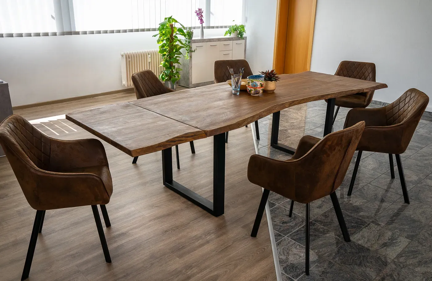 Baumkantentisch nougat 220(320)x100cm mit Ansteckplatten U-Gestell schwarz  BARCELONA