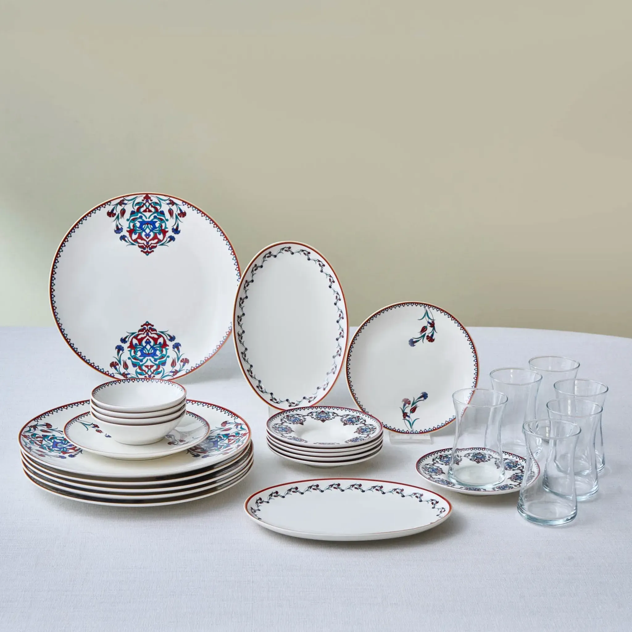 Karaca Stream Bone China Favaro 53-teiliges Tafelservice für 12 Personen, Gold