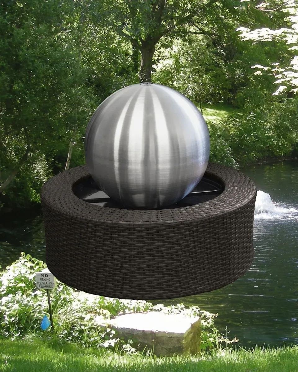 Gardenforma Wasserspiel mit Edelstahl-Kugel 35 cm, Rattanumrandung, Pumpe und LED, Ausführung: Edelstahl