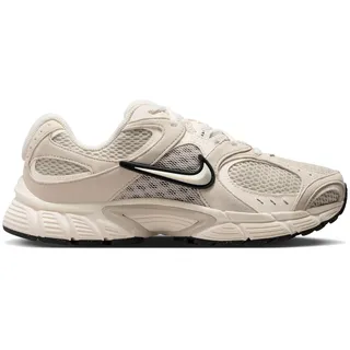 Nike V5 RNR Sneaker, Damen in light orewood BRN/Pale Ivory/Blac, 42